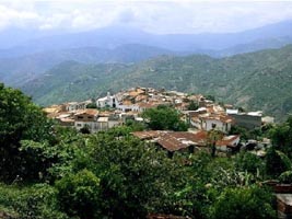 Sdamerika, Bolivien: Reise in ein unentdecktes Land - Kleines Dorf inmitten der grnen Bergkulisse