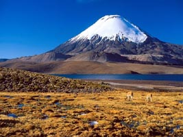 Sdamerika, Chile: Contactos Con Chile - Schneebedeckte Bergkuppe und Pampa