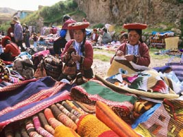 Sdamerika, Peru: Weg der Sonne - Indiomarkt von Chinchero 